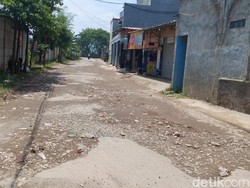 Jalan Menuju Stasiun Kereta Cepat Tegalluar Rusak Parah