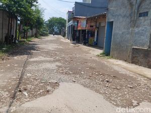 Jalan Menuju Stasiun Kereta Cepat Tegalluar Rusak Parah Jalan Menuju Stasiun Kereta Cepat Tegalluar Rusak Parah