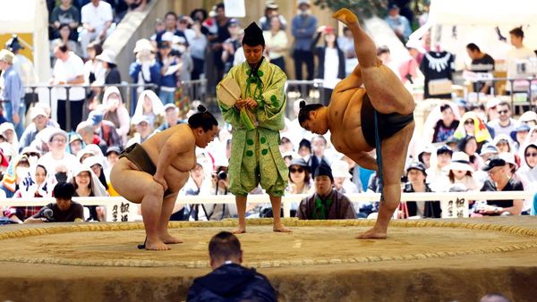 Aksi Pegulat Sumo di Turnamen Honozumo Jepang