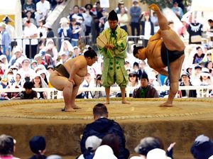 Aksi Pegulat Sumo di Turnamen Honozumo Jepang