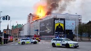 Bursa Saham Bersejarah Kopenhagen Kebakaran, Puncak Menara Runtuh