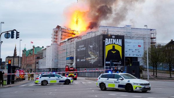 Bursa Saham Bersejarah Kopenhagen Kebakaran, Puncak Menara Runtuh