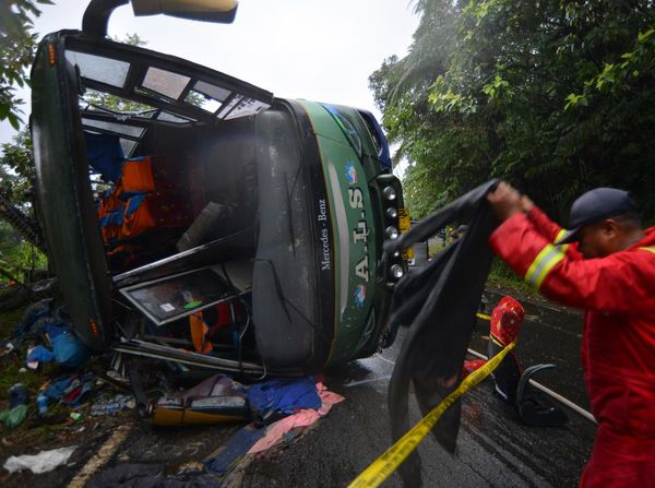 Foto Bus ALS Terguling di Agam, Satu Penumpang Meninggal