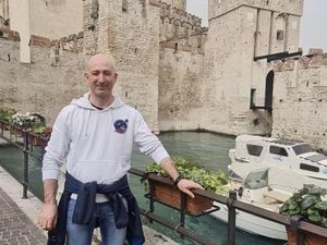 Pria Ini Mirip Jeff Bezos, Ikutan Tajir Setelah Jadi Kembaran Sang Miliarder Pria Ini Mirip Jeff Bezos, Ikutan Tajir Setelah Jadi Kembaran Sang Miliarder