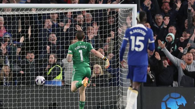 LONDON, ENGLAND - APRIL 15: Jordan Pickford of Everton runs back to the goal after Cole Palmer of Chelsea scores to make it 3-0 during the Premier League match between Chelsea FC and Everton FC at Stamford Bridge on April 15, 2024 in London, England.(Photo by Catherine Ivill - AMA/Getty Images)