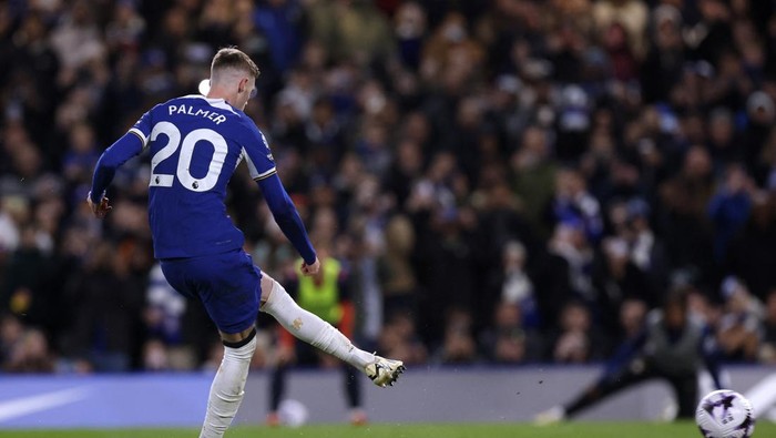 Chelsea vs Everton Soccer Football - Premier League - Chelsea v Everton - Stamford Bridge, London, Britain - April 15, 2024 Chelsea's Cole Palmer scores their fifth goal from the penalty spot Action Images via Reuters/Andrew Couldridge NO USE WITH UNAUTHORIZED AUDIO, VIDEO, DATA, FIXTURE LISTS, CLUB/LEAGUE LOGOS OR 'LIVE' SERVICES. ONLINE IN-MATCH USE LIMITED TO 45 IMAGES, NO VIDEO EMULATION. NO USE IN BETTING, GAMES OR SINGLE CLUB/LEAGUE/PLAYER PUBLICATIONS.