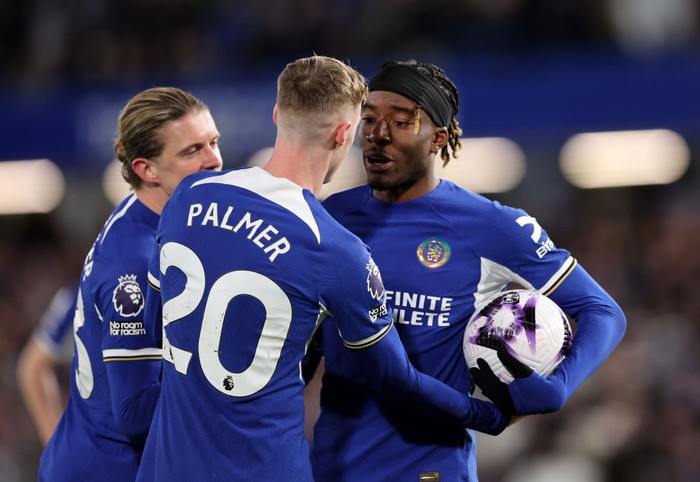 LONDON, ENGLAND - APRIL 15: Noni Madueke of Chelsea argues with Cole Palmer of Chelsea of Chelsea about taking the penalty during the Premier League match between Chelsea FC and Everton FC at Stamford Bridge on April 15, 2024 in London, England. (Photo by Catherine Ivill - AMA/Getty Images)