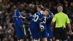 Detik-detik Pemain Chelsea Berebut Penalti