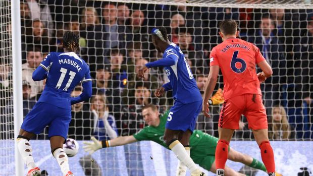 LONDON, ENGLAND - APRIL 15:  Nicolas Jackson of Chelsea scores their fourth goal during the Premier League match between Chelsea FC and Everton FC at Stamford Bridge on April 15, 2024 in London, England.(Photo by Marc Atkins/Getty Images)