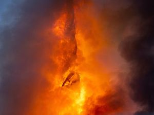 Detik-detik Menara Bursa Efek Paling Ikonik di Denmark Runtuh Dilalap Api