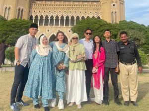 8 Foto Dewi Perssik Lebaran di Pakistan, Kerja Sekaligus Bertemu Calon Suami