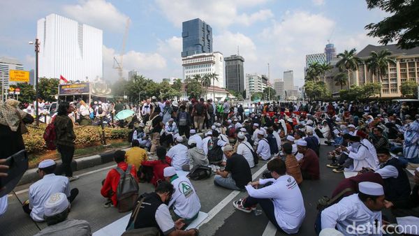 Foto-foto Aksi 164 Istighosah Kubro di Patung Kuda