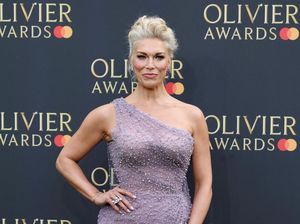 Momen Hannah Waddingham Tegur Fotografer yang Memintanya Menunjukkan Kaki