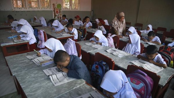 Hari Pertama Sekolah usai Libur Lebaran di Maluku Utara dan Papua