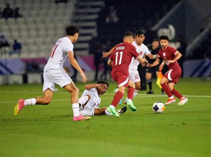 Indonesia menghadapi Qatar di partai penyisihan Grup A Piala Asia U-23 2024. Bermain di Stadion Jassim Bin Hamad, Senin (15/4), Indonesia tumbang 2-0.