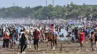 Wow! Pantai Pangandaran Masih Dipenuhi Wisatawan