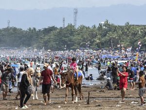 Wow! Pantai Pangandaran Masih Dipenuhi Wisatawan