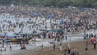 Lihat Sendiri! Sebanyak Ini Orang yang Main ke Pantai Pas Libur Lebaran