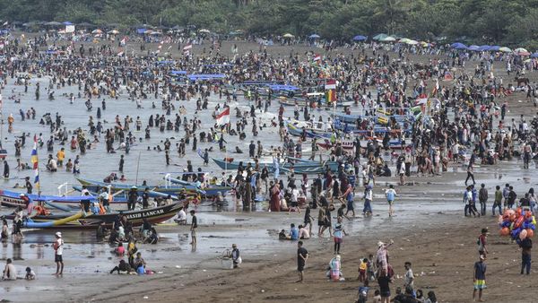Lihat Sendiri! Sebanyak Ini Orang yang Main ke Pantai Pas Libur Lebaran
