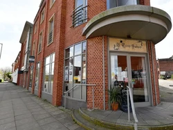 Review Buruk Malah Bikin Kafe Ini Populer dan Ramai Pelanggan