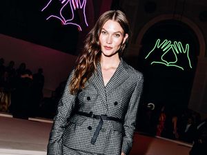 Karlie Kloss Hadiri Show Dior, Tampil Perdana Setelah Beli Perusahaan Media Karlie Kloss Hadiri Show Dior, Tampil Perdana Setelah Beli Perusahaan Media