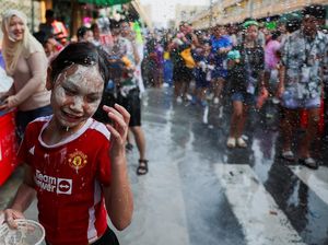 Kemeriahan Perang Air untuk Sambut Tahun Baru Thailand Kemeriahan Perang Air untuk Sambut Tahun Baru Thailand