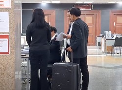 Melihat Koper Besar Berisi Berkas Kesimpulan Kubu Ganjar-Mahfud