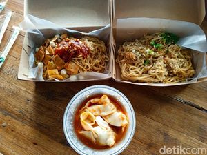 Menyantap Mi Pedas Perpaduan Wonton di Lapang Dolog Subang Menyantap Mi Pedas Perpaduan Wonton di Lapang Dolog Subang