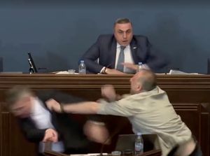 Adu Jotos Legislator Georgia di Tengah Rapat