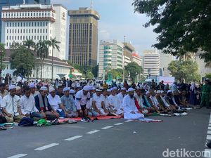Massa Aksi 164 Salat Asar Berjemaah di Patung Kuda