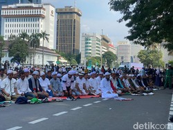 Massa Aksi 164 Salat Asar Berjemaah di Patung Kuda