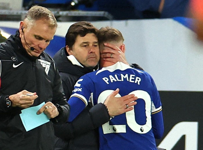 Soccer Football - Premier League - Chelsea v Everton - Stamford Bridge, London, Britain - April 15, 2024  Chelseas Cole Palmer with manager Mauricio Pochettino after being substituted REUTERS/Toby Melville NO USE WITH UNAUTHORIZED AUDIO, VIDEO, DATA, FIXTURE LISTS, CLUB/LEAGUE LOGOS OR LIVE SERVICES. ONLINE IN-MATCH USE LIMITED TO 45 IMAGES, NO VIDEO EMULATION. NO USE IN BETTING, GAMES OR SINGLE CLUB/LEAGUE/PLAYER PUBLICATIONS.
