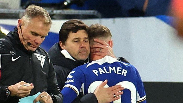 Soccer Football - Premier League - Chelsea v Everton - Stamford Bridge, London, Britain - April 15, 2024  Chelseas Cole Palmer with manager Mauricio Pochettino after being substituted REUTERS/Toby Melville NO USE WITH UNAUTHORIZED AUDIO, VIDEO, DATA, FIXTURE LISTS, CLUB/LEAGUE LOGOS OR LIVE SERVICES. ONLINE IN-MATCH USE LIMITED TO 45 IMAGES, NO VIDEO EMULATION. NO USE IN BETTING, GAMES OR SINGLE CLUB/LEAGUE/PLAYER PUBLICATIONS.