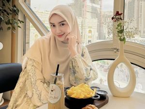 Melody Prima, Si Cantik yang Suka Foto Estetik Bareng Makanan Melody Prima, Si Cantik yang Suka Foto Estetik Bareng Makanan