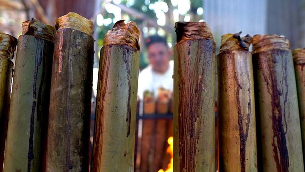 Memasak Nasi Lemang Saat Lebaran Ketupat