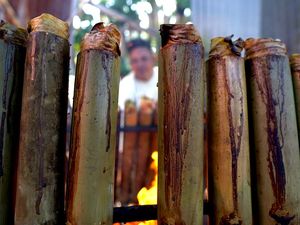 Memasak Nasi Lemang Saat Lebaran Ketupat Memasak Nasi Lemang Saat Lebaran Ketupat