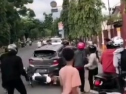 Mobil Tabrak Lari Warga di Pinrang Diamuk Massa di Depan Polres Polman