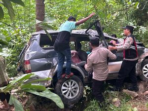 Mobil Rombongan Pengantin Masuk Jurang di Trenggalek, 1 Tewas