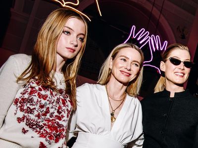 7 Foto Naomi Watts dan Anaknya yang Jarang Tersorot, Gendernya Bikin Bingung