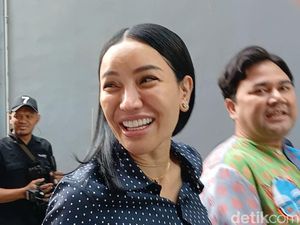 Senyum Nikita Mirzani Ingatkan Perempuan Jangan Takut Cerita Alami Kekerasan Senyum Nikita Mirzani Ingatkan Perempuan Jangan Takut Cerita Alami Kekerasan