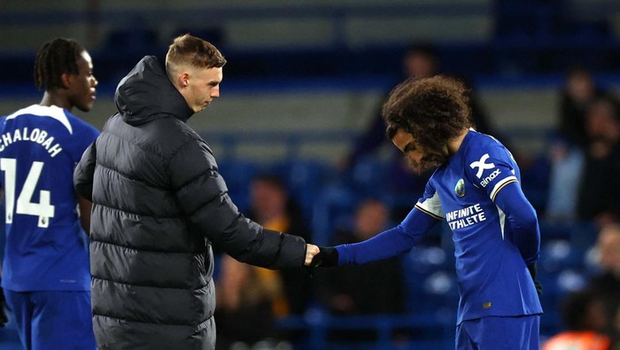 Palmer Pamer Gol, Chelsea Gasak Everton Soccer Football - Premier League - Chelsea v Everton - Stamford Bridge, London, Britain - April 15, 2024
Chelsea's Cole Palmer celebrates with Marc Cucurella and the match ball after the match after scoring four goals REUTERS/Toby Melville NO USE WITH UNAUTHORIZED AUDIO, VIDEO, DATA, FIXTURE LISTS, CLUB/LEAGUE LOGOS OR 'LIVE' SERVICES. ONLINE IN-MATCH USE LIMITED TO 45 IMAGES, NO VIDEO EMULATION. NO USE IN BETTING, GAMES OR SINGLE CLUB/LEAGUE/PLAYER PUBLICATIONS.
