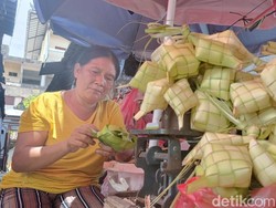 Jelang Lebaran Ketupat, Pedagang Canang Ramai-ramai Berjualan Kulit Ketupat