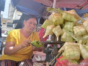 Jelang Lebaran Ketupat, Pedagang Canang Ramai-ramai Berjualan Kulit Ketupat Jelang Lebaran Ketupat, Pedagang Canang Ramai-ramai Berjualan Kulit Ketupat