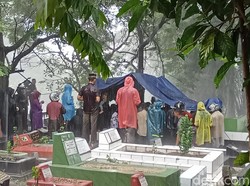 Hujan Deras Iringi Pemakaman Ibu-Anak di Palembang yang Tewas Mengenaskan