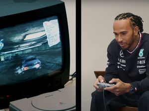 Pembalap F1 Lewis Hamilton Kesulitan Main Game Jadul PS1