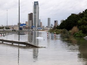 Banjir Dahsyat di Dubai, Seruan Azan Berubah Jadi Imbauan Salat di Rumah Banjir Dahsyat di Dubai, Seruan Azan Berubah Jadi Imbauan Salat di Rumah