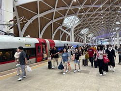 Semangatnya Yuni Naik Whoosh Bandung-Jakarta demi Belanja di Tanah Abang