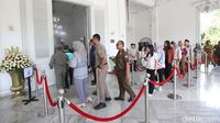 PNS DKI Antre Panjang di Balai Kota, Ada Apa?