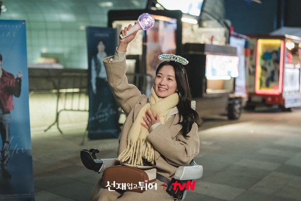 Potret Kim Hye Yoon dalam drama 'Lovely Runner'/ Foto: instagram.com/tvn_drama Potret Kim Hye Yoon dalam drama 'Lovely Runner'