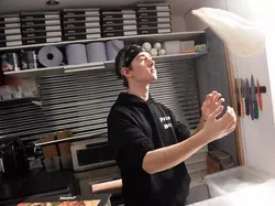 Kapok Ditagih Harga Mahal, Pria Ini Pilih Buka Toko Pizza Sendiri